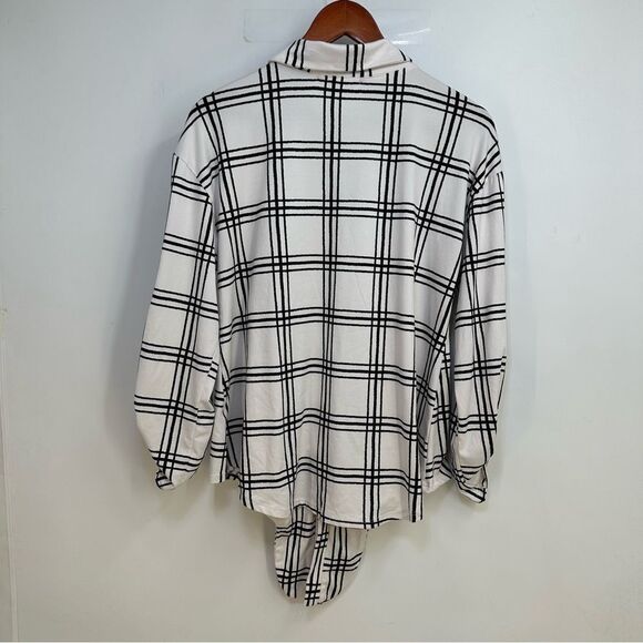 Above and Beyond Black and Cream Stripe Size M Button Front Tab Sleeve Blouse - Picture 7 of 9